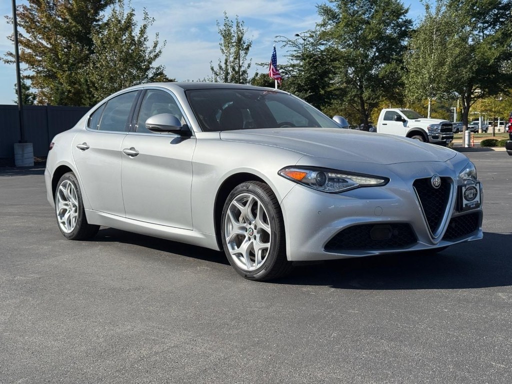Alfa Romeo Giulia Vehicle Full-screen Gallery Image 02