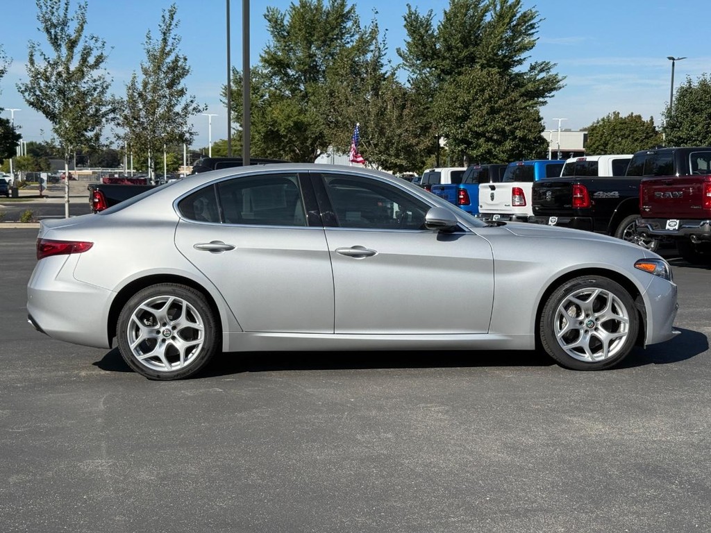Alfa Romeo Giulia Vehicle Full-screen Gallery Image 03