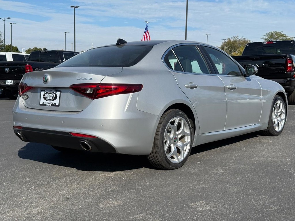 Alfa Romeo Giulia Vehicle Full-screen Gallery Image 04