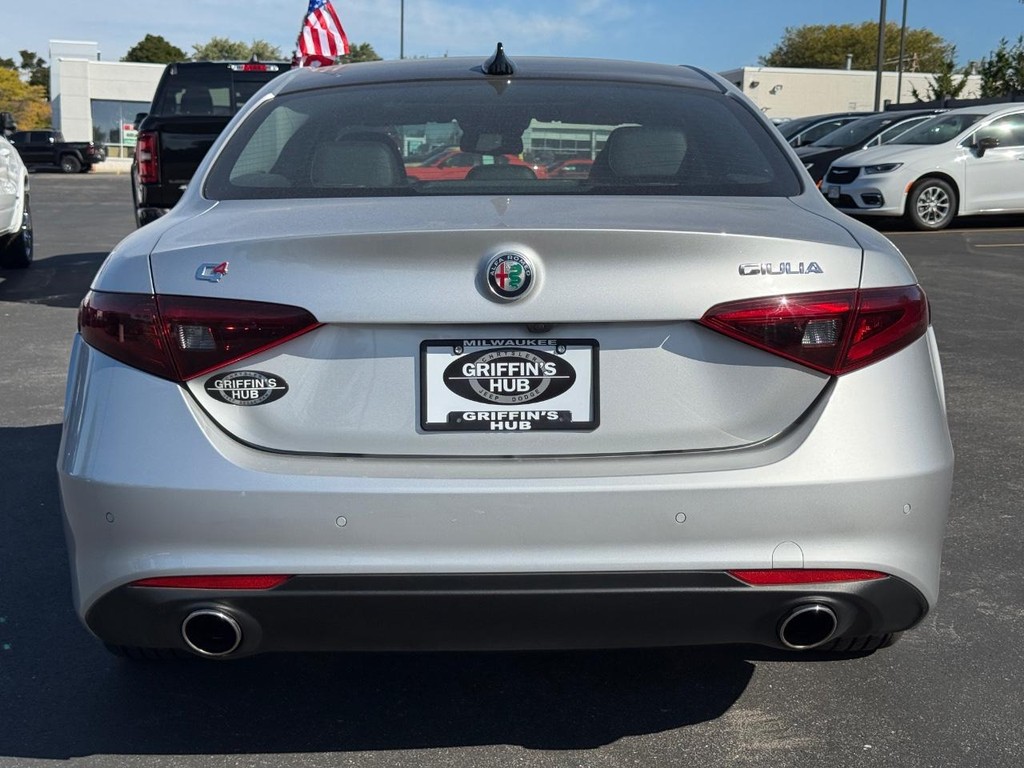 Alfa Romeo Giulia Vehicle Full-screen Gallery Image 05