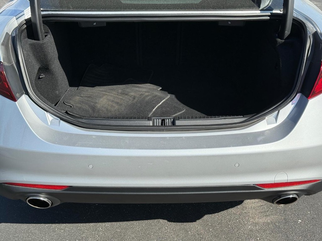 Alfa Romeo Giulia Vehicle Full-screen Gallery Image 07