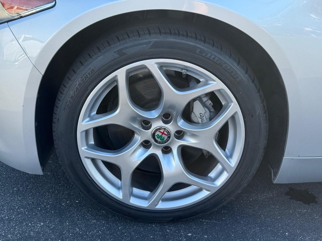 Alfa Romeo Giulia Vehicle Full-screen Gallery Image 08