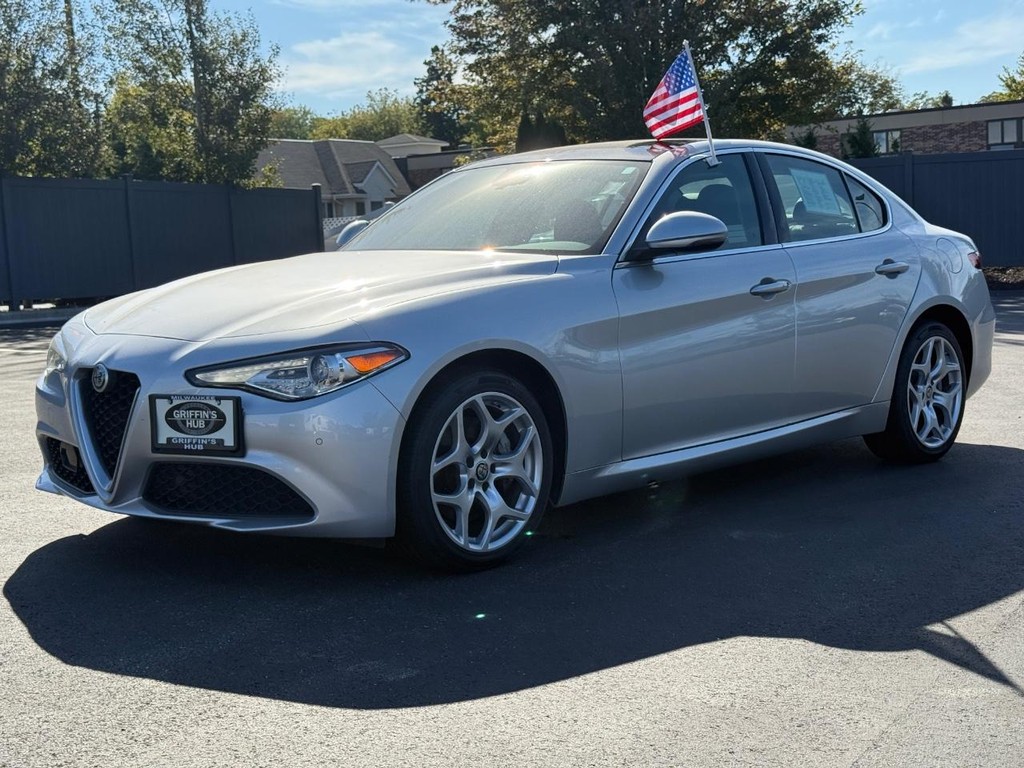 Alfa Romeo Giulia Vehicle Full-screen Gallery Image 09