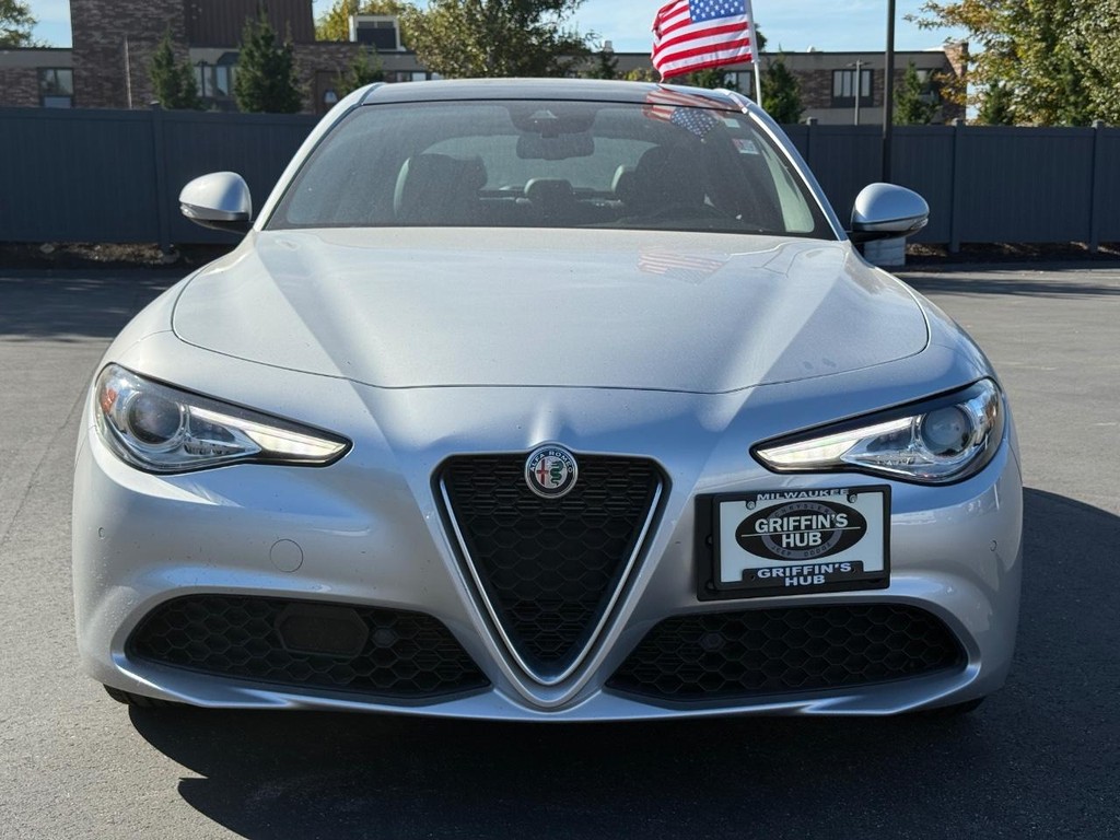 Alfa Romeo Giulia Vehicle Full-screen Gallery Image 10