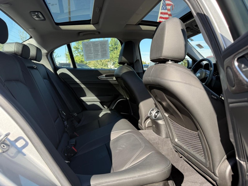 Alfa Romeo Giulia Vehicle Full-screen Gallery Image 11