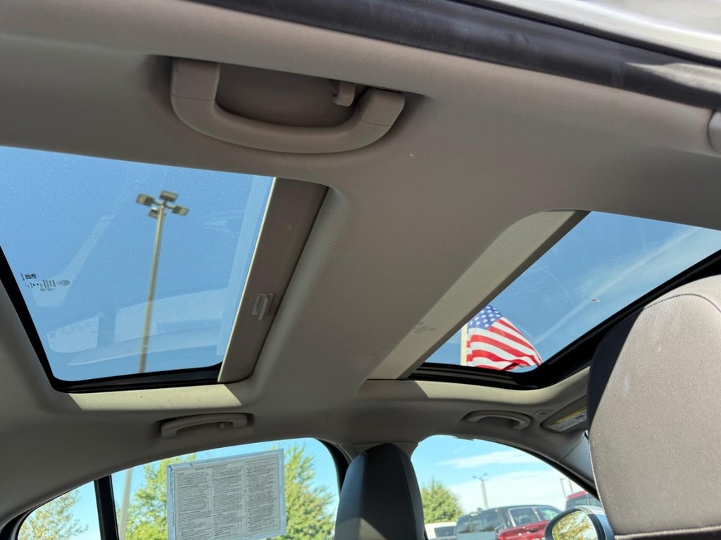 Alfa Romeo Giulia Vehicle Full-screen Gallery Image 12