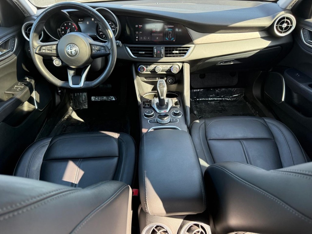 Alfa Romeo Giulia Vehicle Full-screen Gallery Image 13