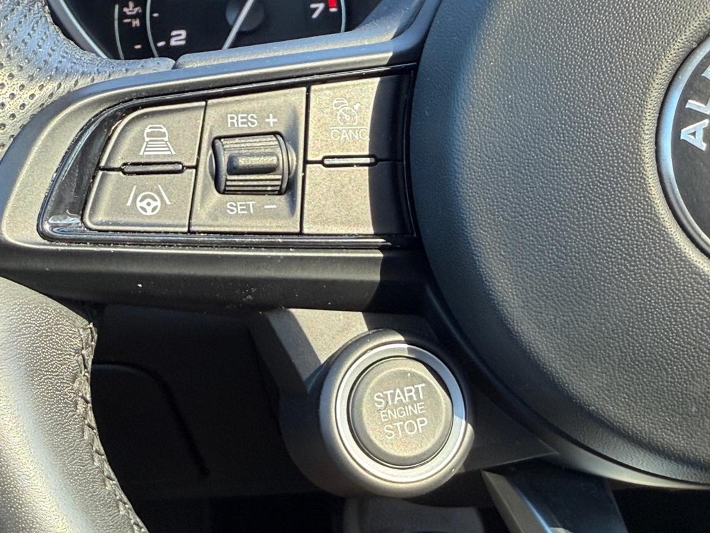 Alfa Romeo Giulia Vehicle Full-screen Gallery Image 15