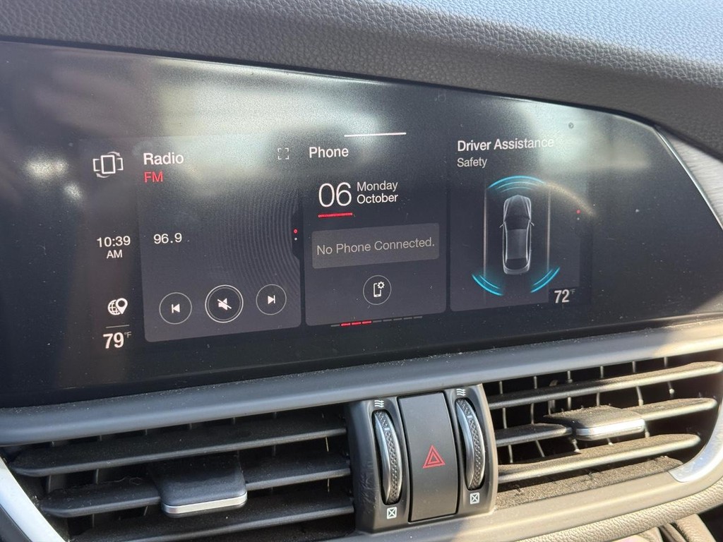 Alfa Romeo Giulia Vehicle Full-screen Gallery Image 17