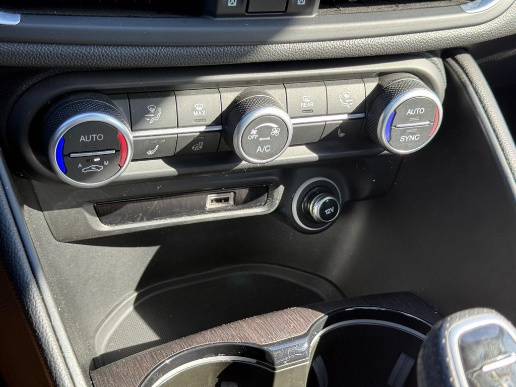 Alfa Romeo Giulia Vehicle Full-screen Gallery Image 19