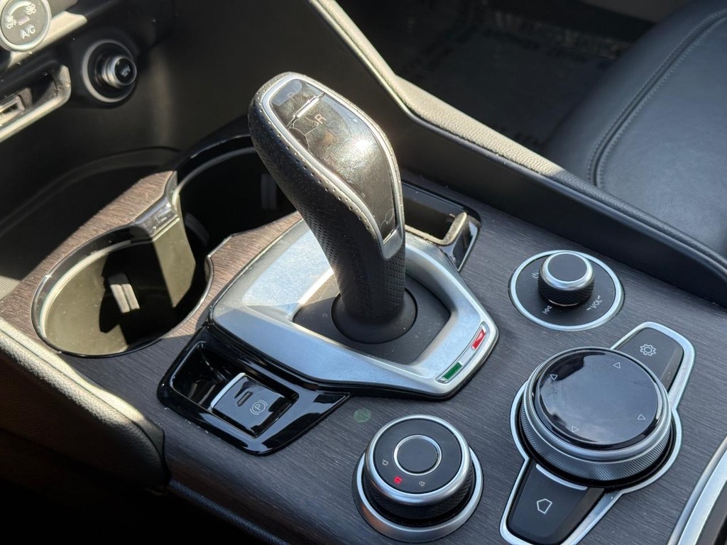 Alfa Romeo Giulia Vehicle Full-screen Gallery Image 20