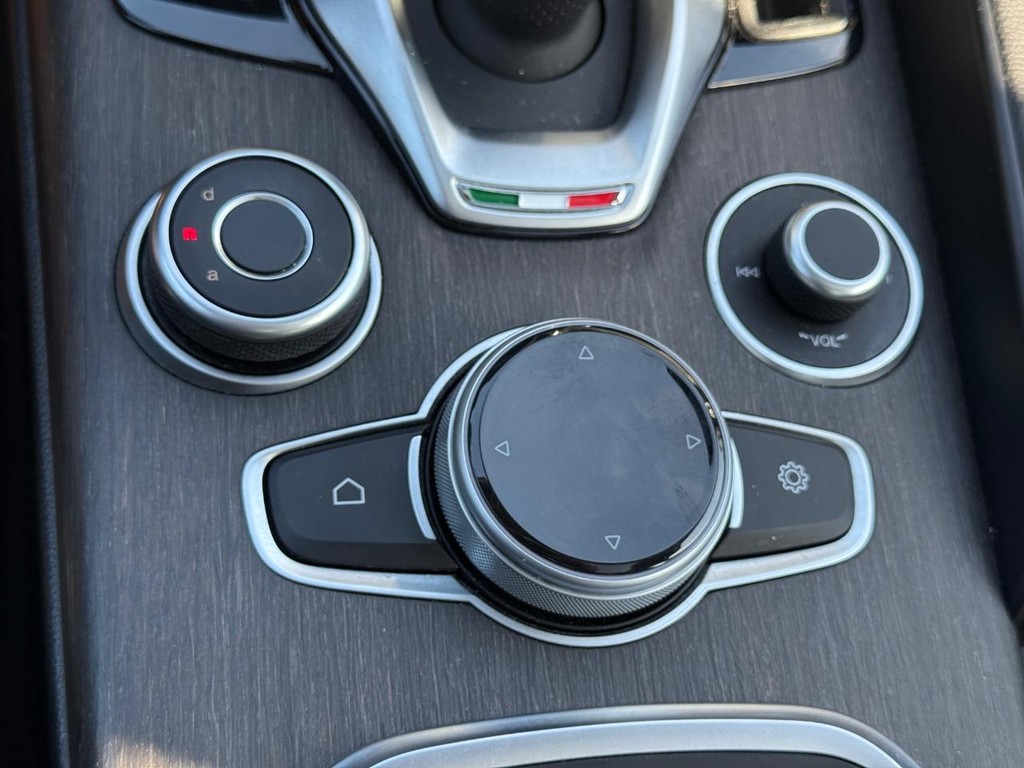 Alfa Romeo Giulia Vehicle Full-screen Gallery Image 21