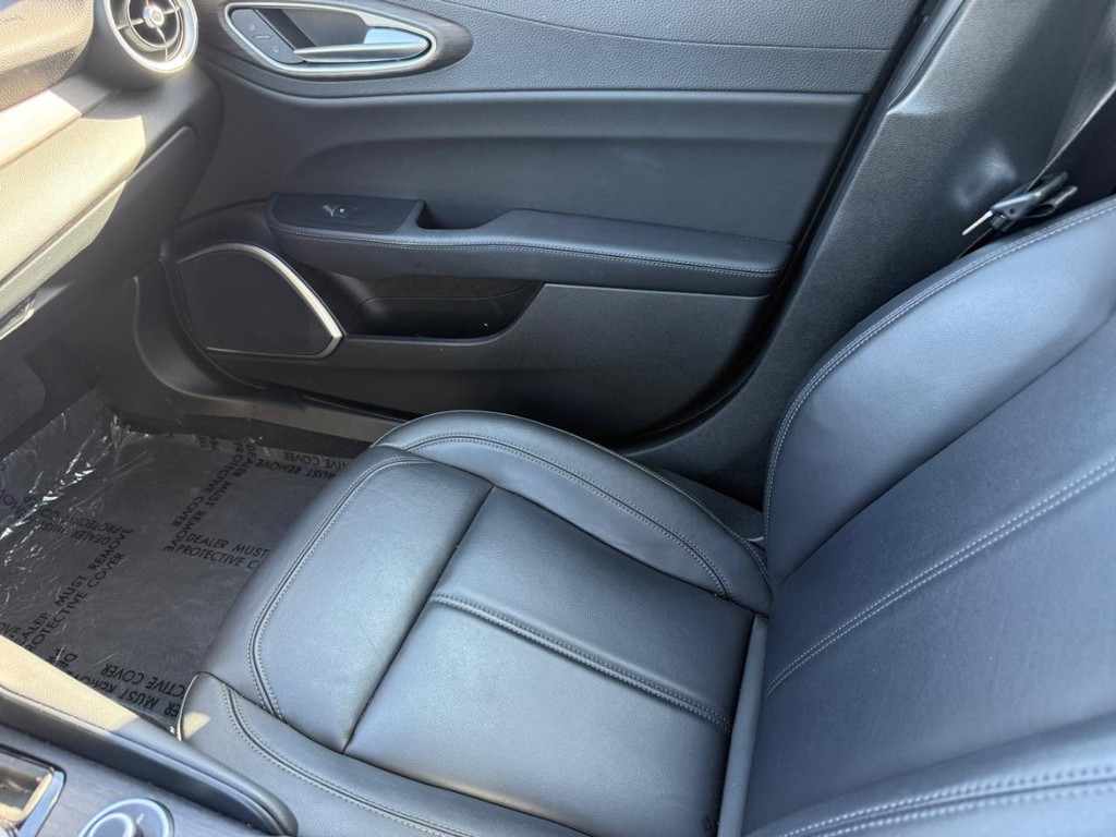 Alfa Romeo Giulia Vehicle Full-screen Gallery Image 22