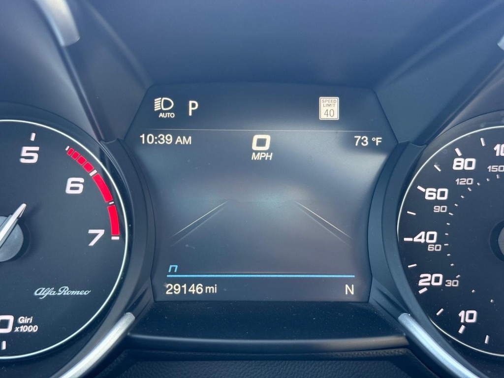 Alfa Romeo Giulia Vehicle Full-screen Gallery Image 23