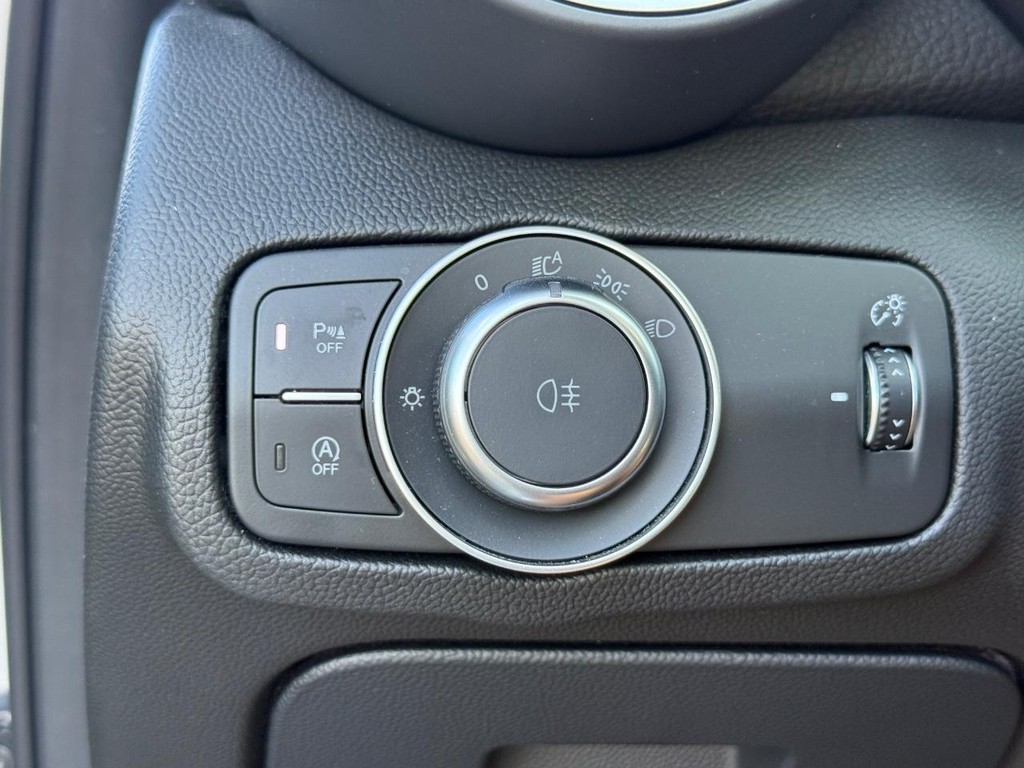 Alfa Romeo Giulia Vehicle Full-screen Gallery Image 24