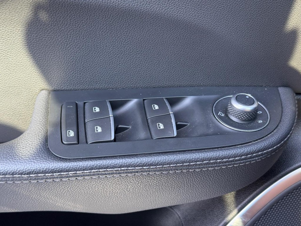 Alfa Romeo Giulia Vehicle Full-screen Gallery Image 25