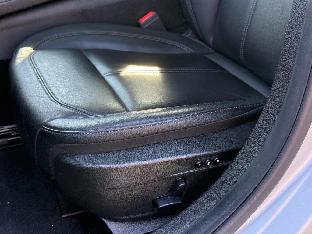 Alfa Romeo Giulia Vehicle Full-screen Gallery Image 26