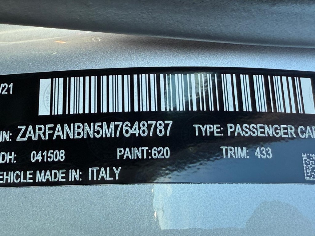 Alfa Romeo Giulia Vehicle Full-screen Gallery Image 28