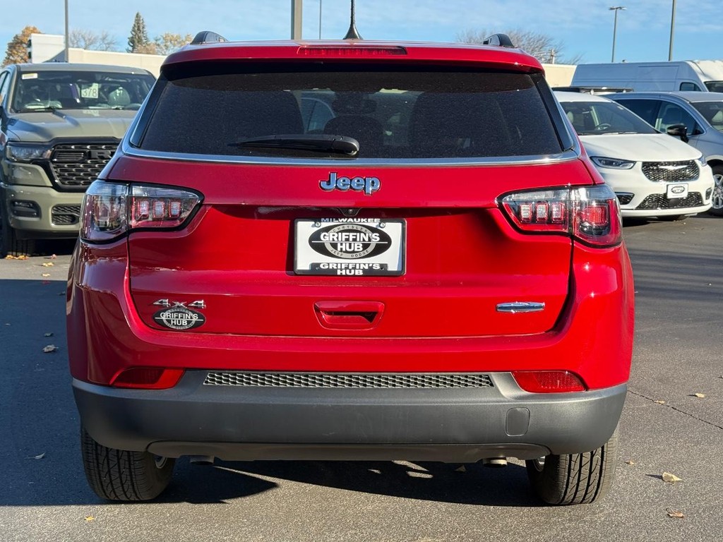 Jeep Compass Vehicle Full-screen Gallery Image 05