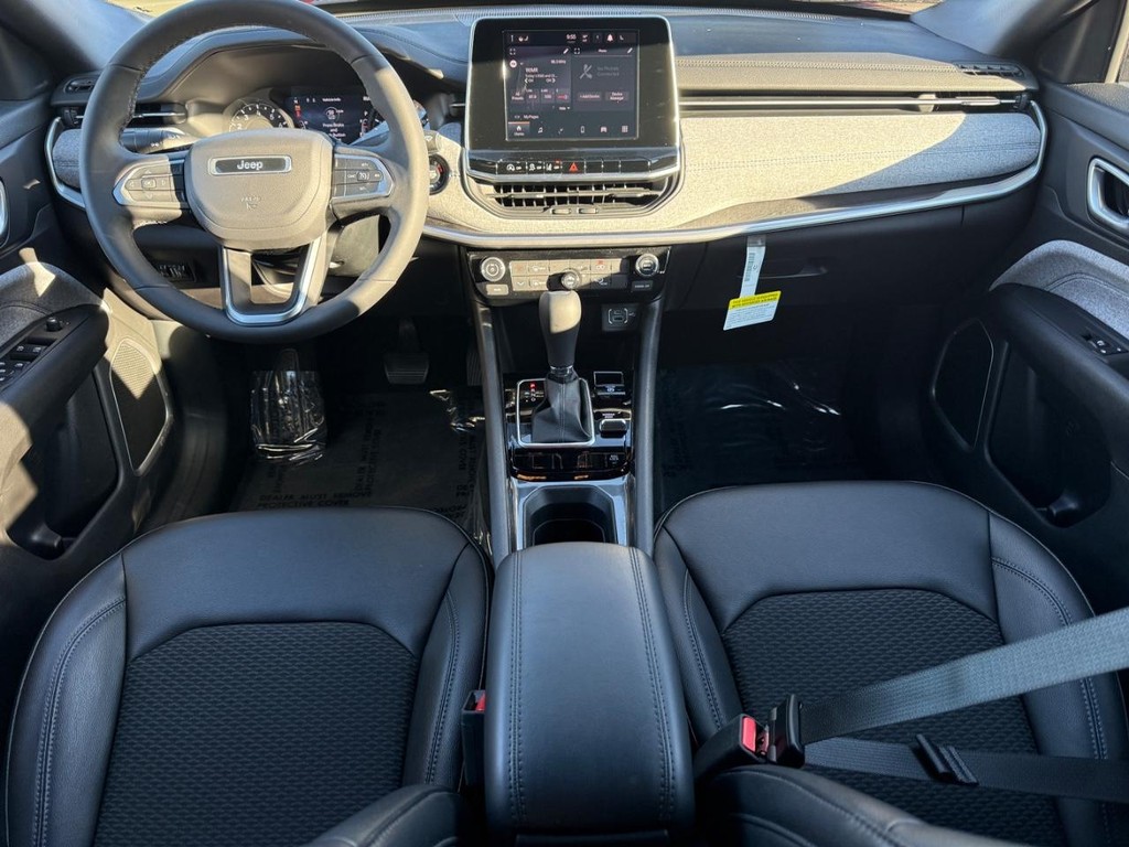 Jeep Compass Vehicle Full-screen Gallery Image 12