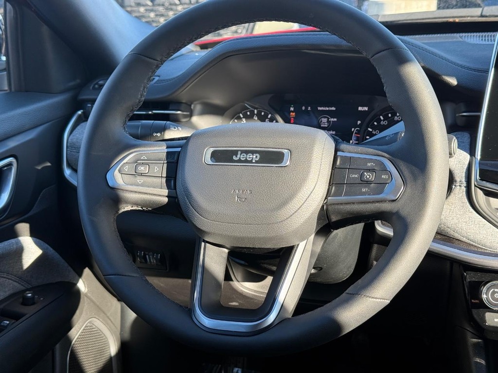 Jeep Compass Vehicle Full-screen Gallery Image 13