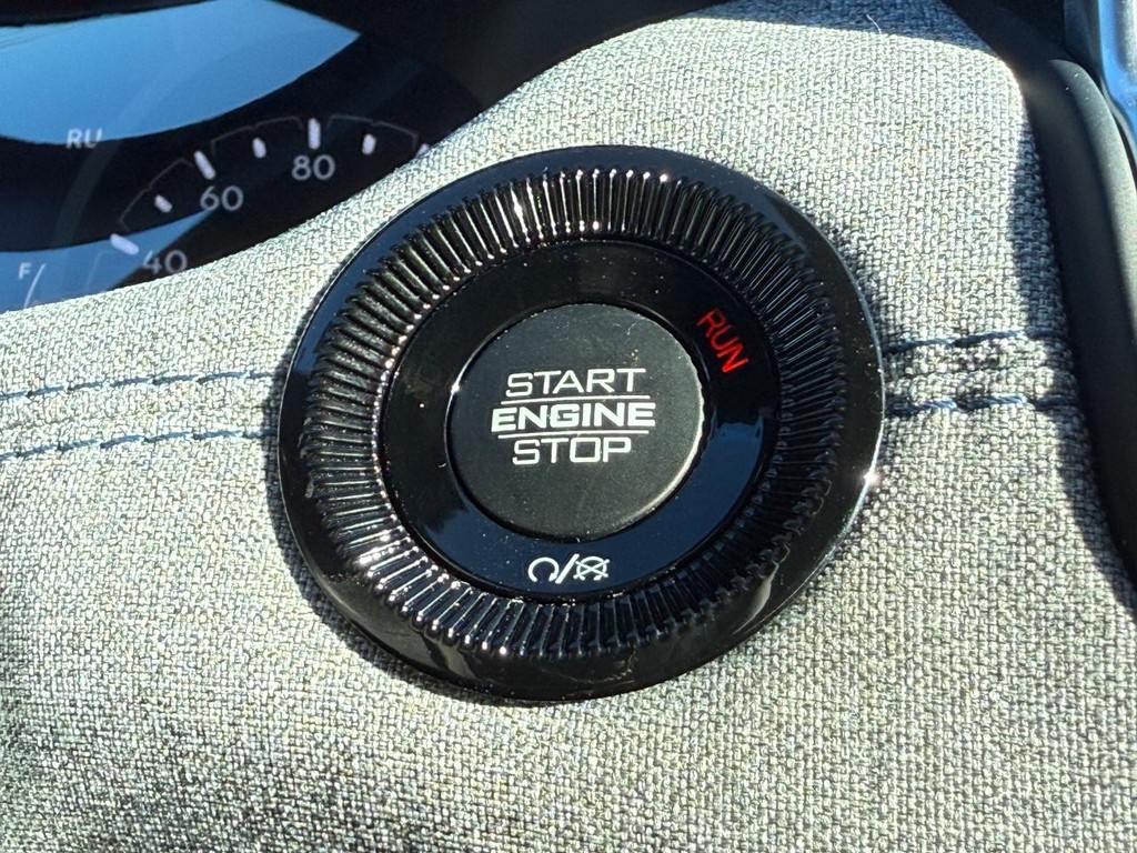 Jeep Compass Vehicle Full-screen Gallery Image 16