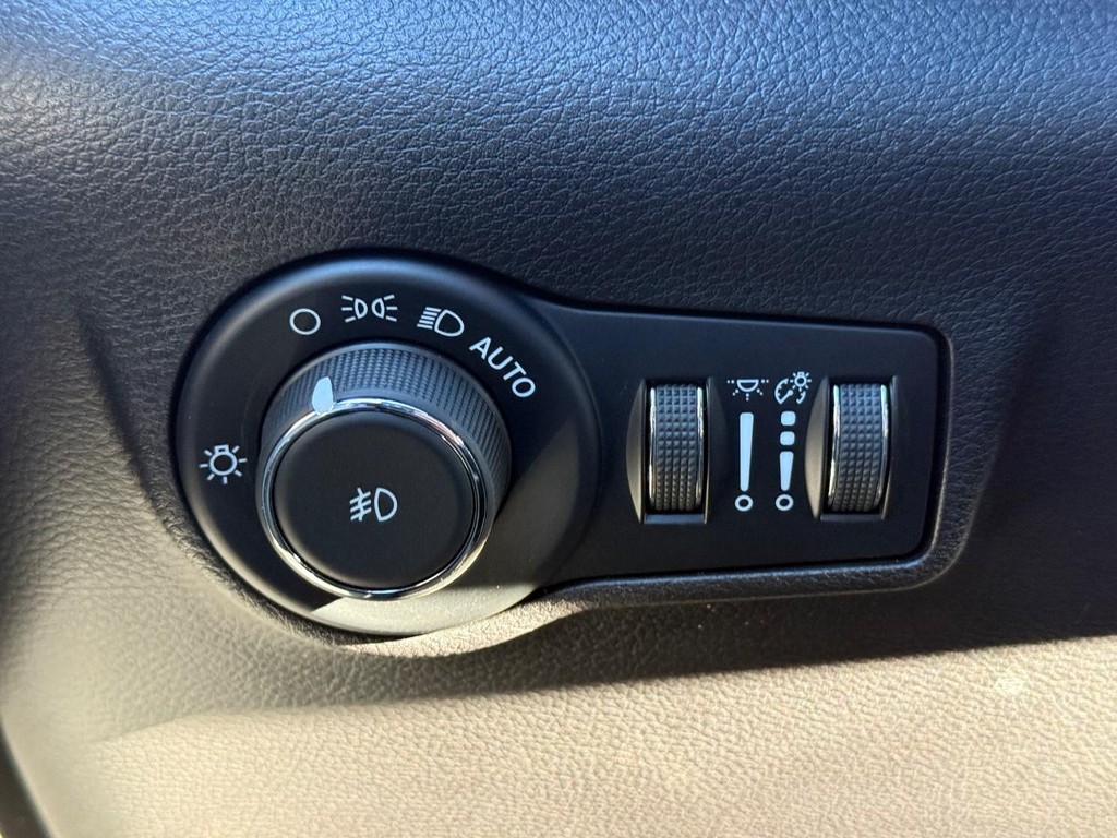 Jeep Compass Vehicle Full-screen Gallery Image 23