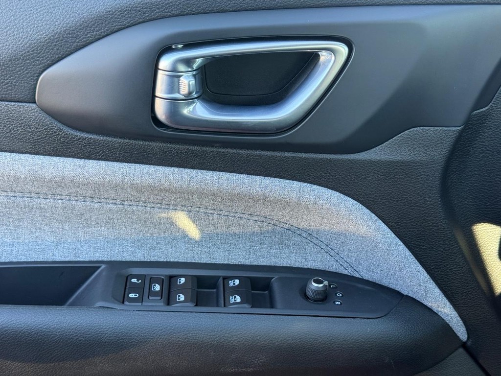 Jeep Compass Vehicle Full-screen Gallery Image 24