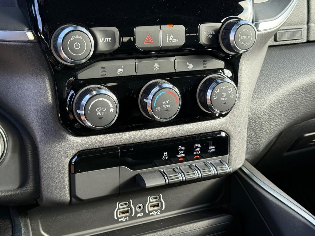 Ram 1500 Vehicle Full-screen Gallery Image 21