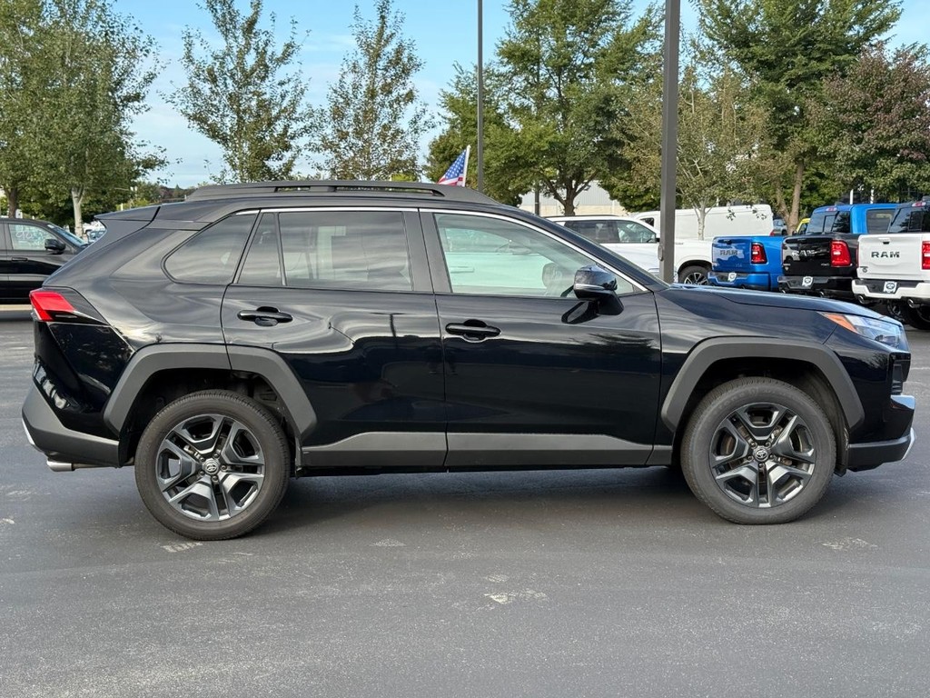 Toyota RAV4 Vehicle Full-screen Gallery Image 03