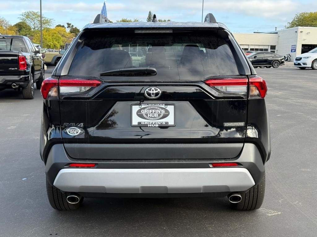 Toyota RAV4 Vehicle Full-screen Gallery Image 05