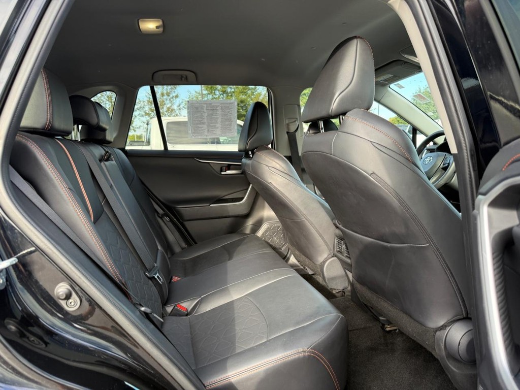 Toyota RAV4 Vehicle Full-screen Gallery Image 11