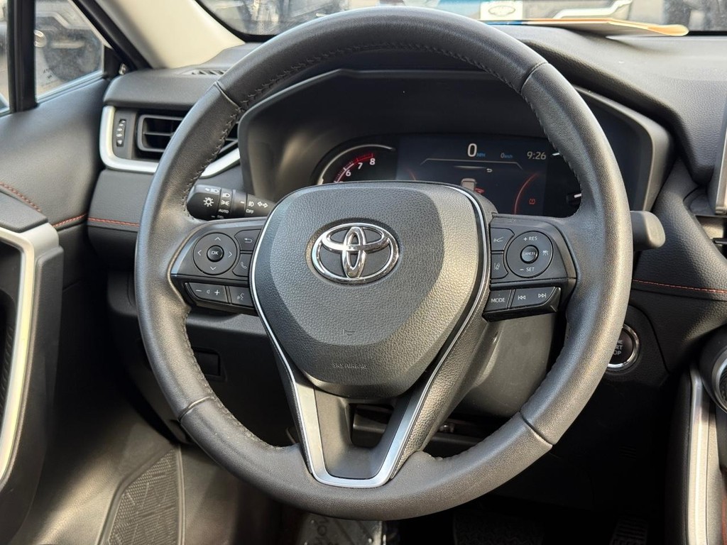 Toyota RAV4 Vehicle Full-screen Gallery Image 13