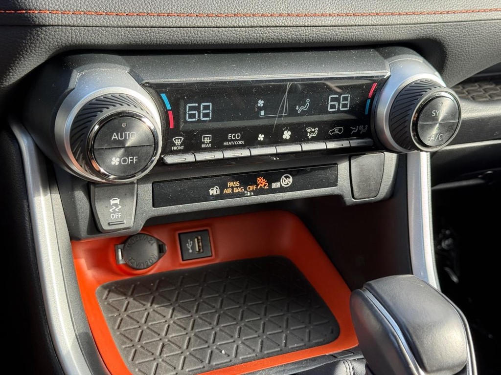 Toyota RAV4 Vehicle Full-screen Gallery Image 19