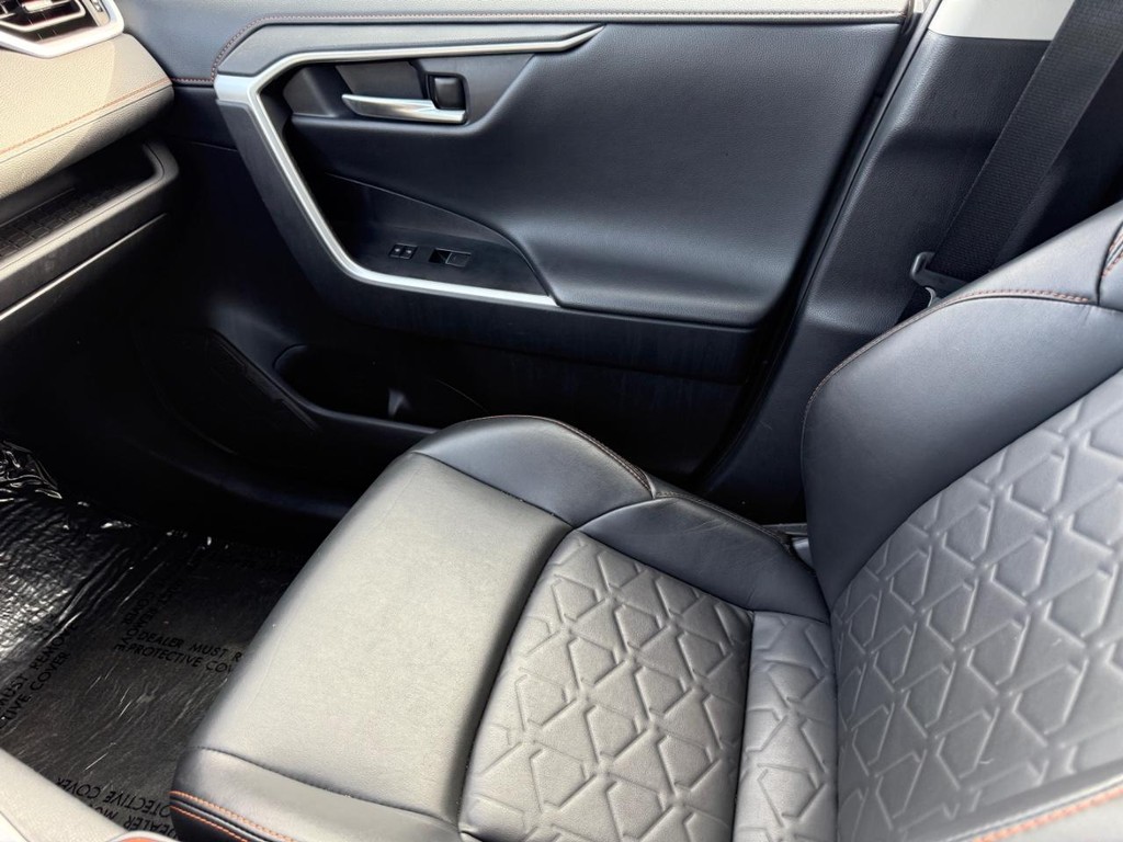 Toyota RAV4 Vehicle Full-screen Gallery Image 21