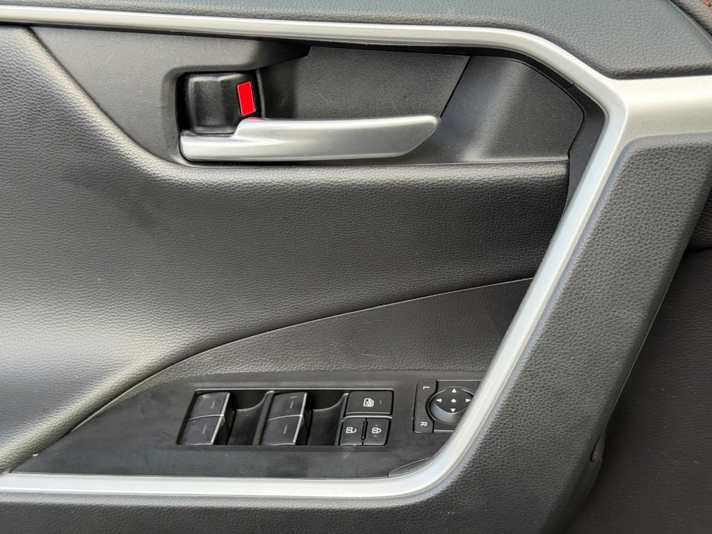 Toyota RAV4 Vehicle Full-screen Gallery Image 24