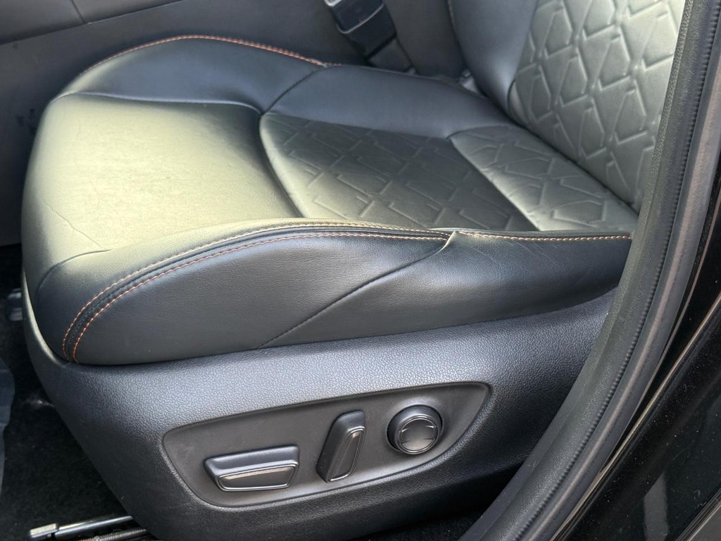 Toyota RAV4 Vehicle Full-screen Gallery Image 25