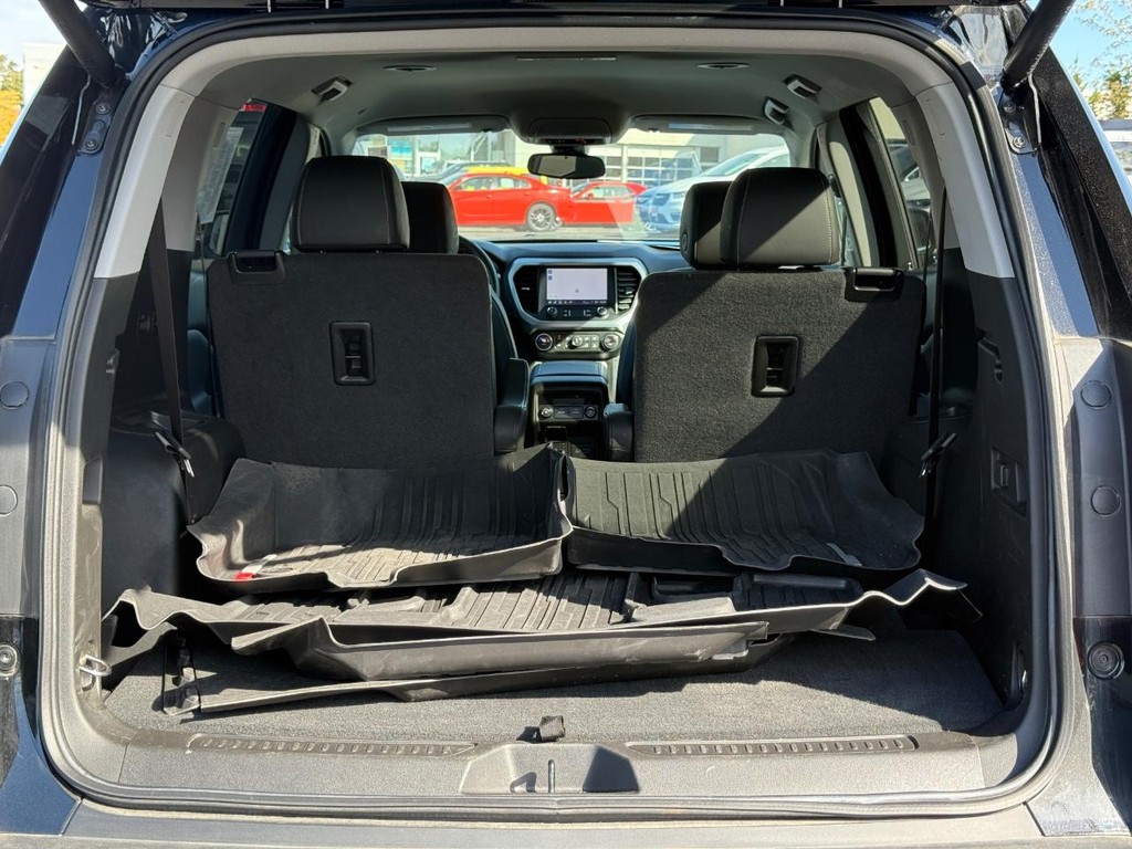 GMC Acadia Vehicle Full-screen Gallery Image 07