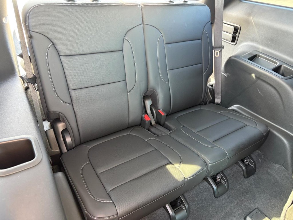 GMC Acadia Vehicle Full-screen Gallery Image 08