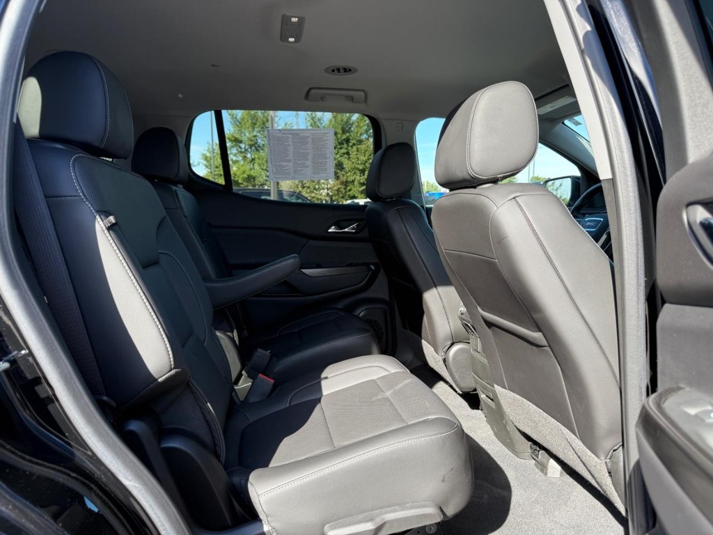 GMC Acadia Vehicle Full-screen Gallery Image 12