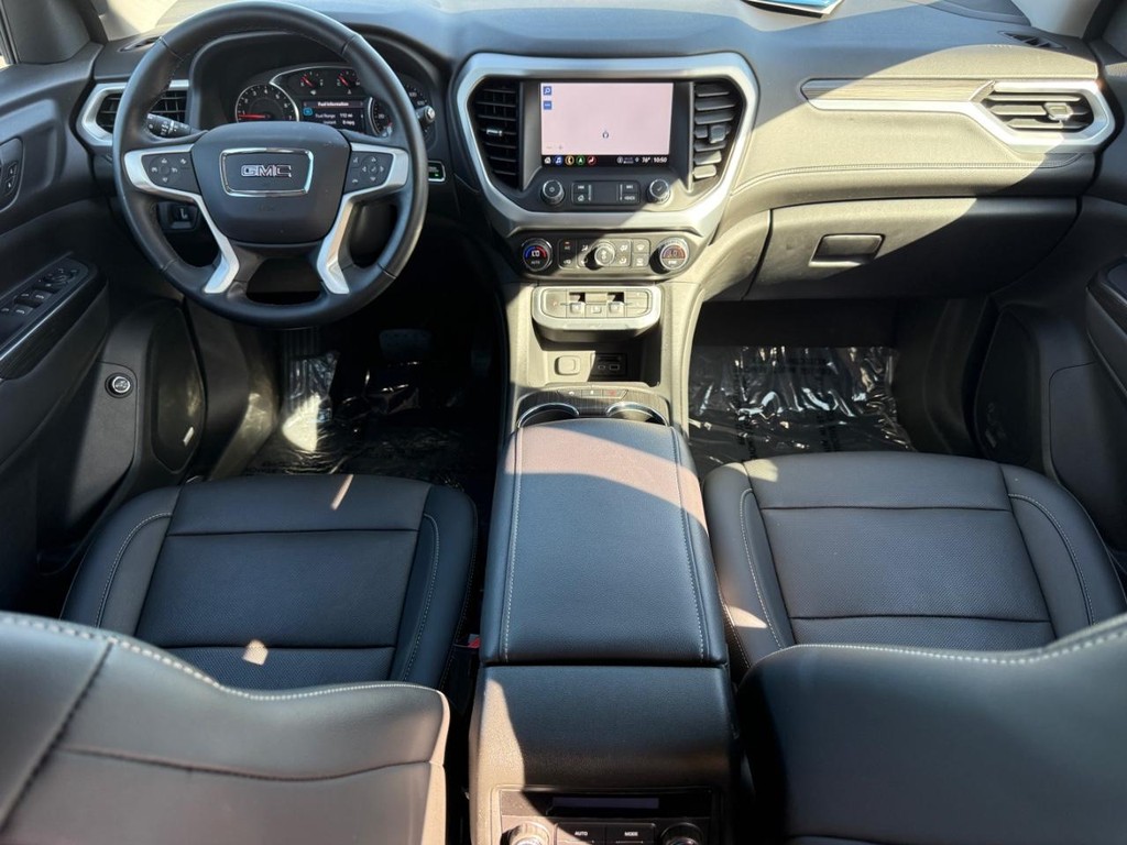 GMC Acadia Vehicle Full-screen Gallery Image 13