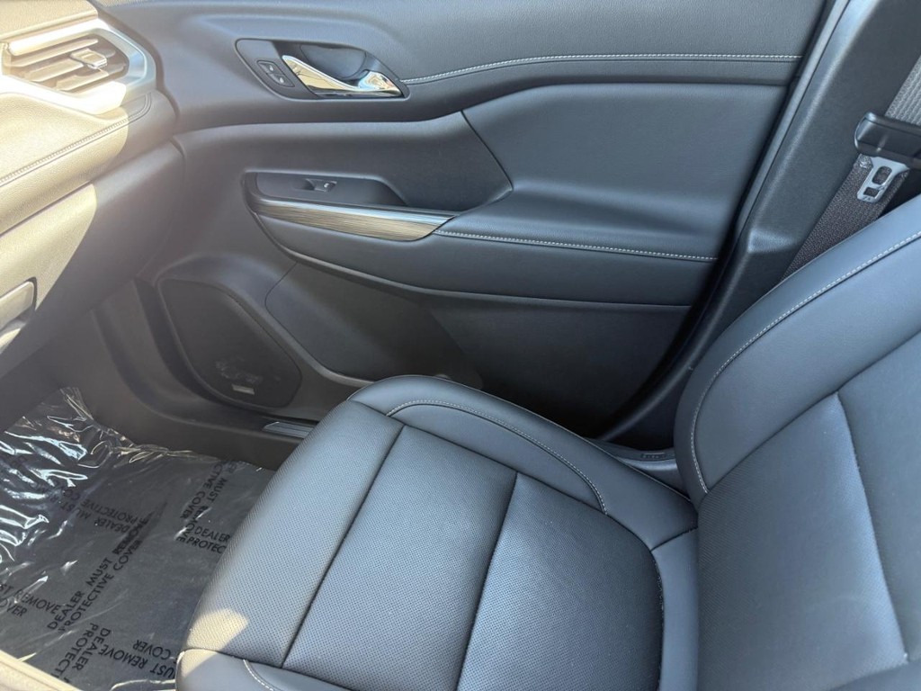 GMC Acadia Vehicle Full-screen Gallery Image 22