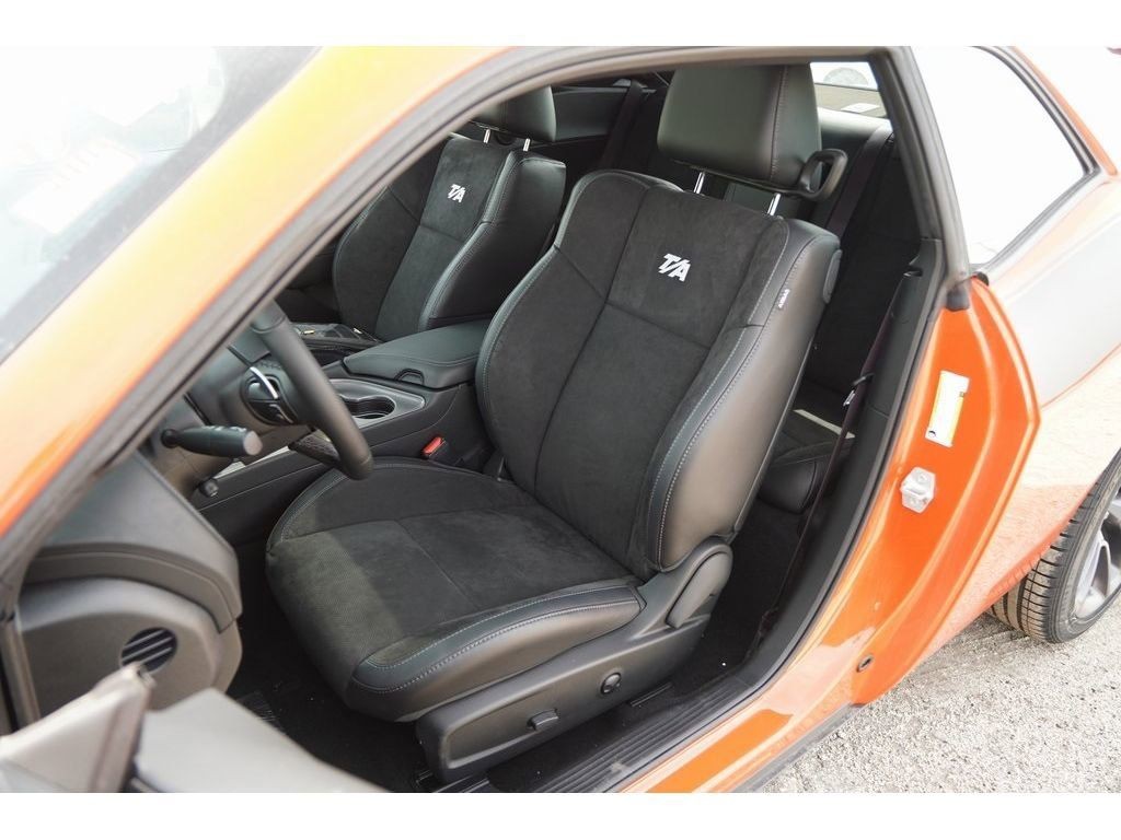 Dodge Challenger Vehicle Full-screen Gallery Image 08