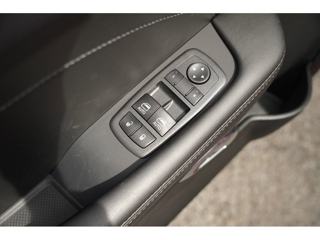 Dodge Challenger Vehicle Full-screen Gallery Image 09