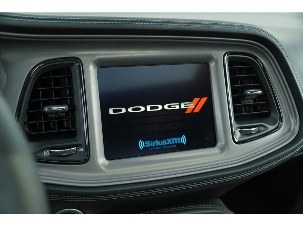 Dodge Challenger Vehicle Full-screen Gallery Image 12