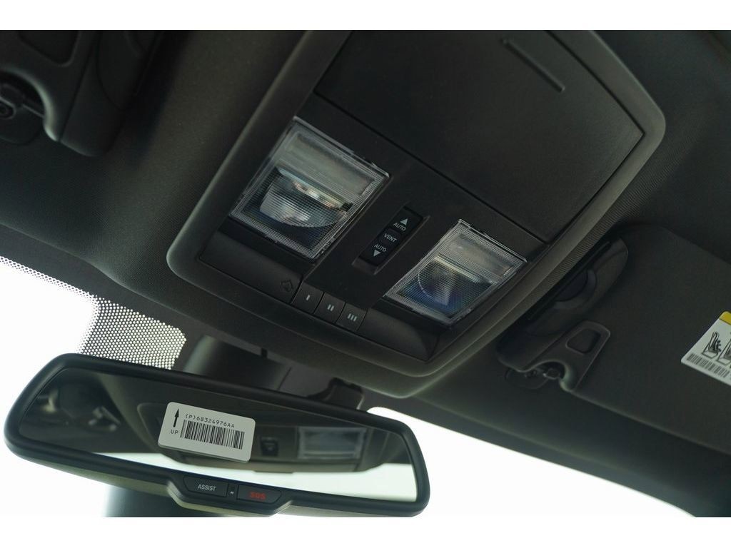 Dodge Challenger Vehicle Full-screen Gallery Image 15