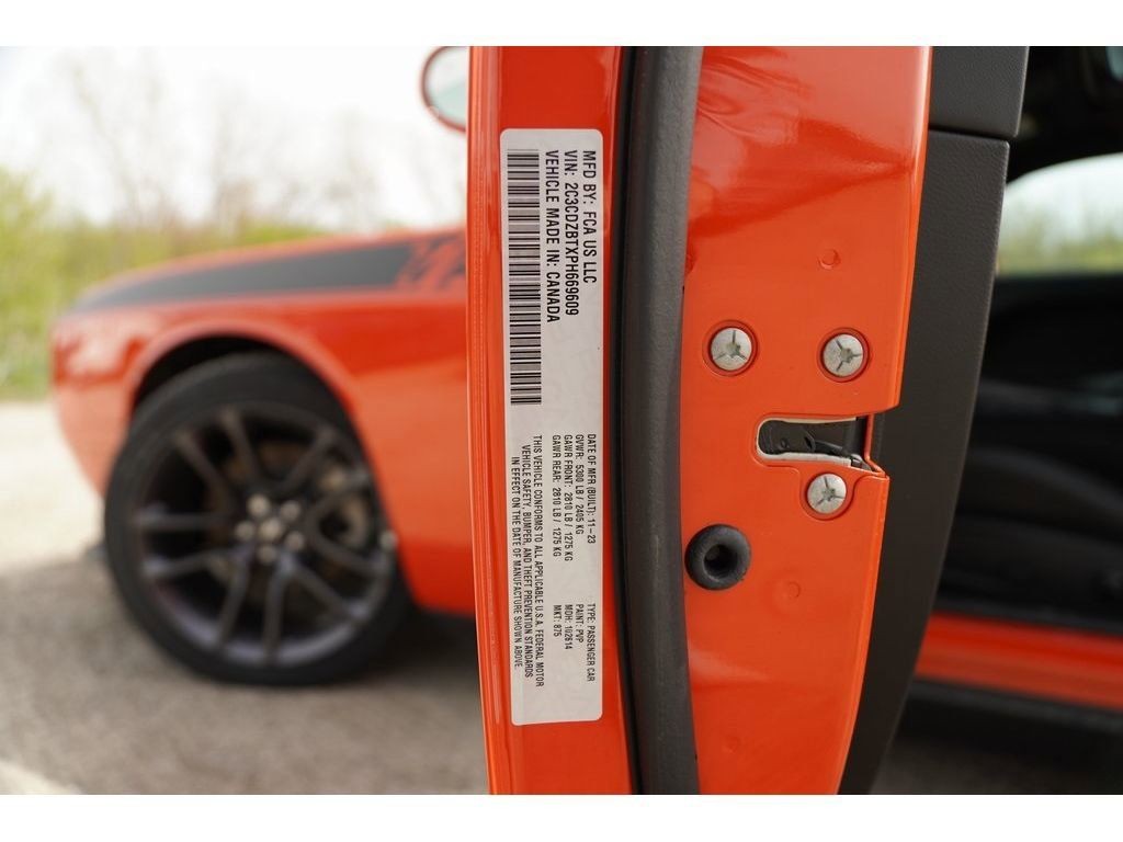 Dodge Challenger Vehicle Full-screen Gallery Image 16