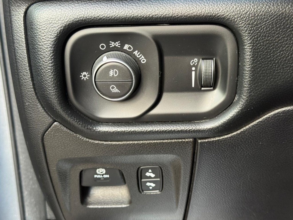 Ram 1500 Vehicle Full-screen Gallery Image 24