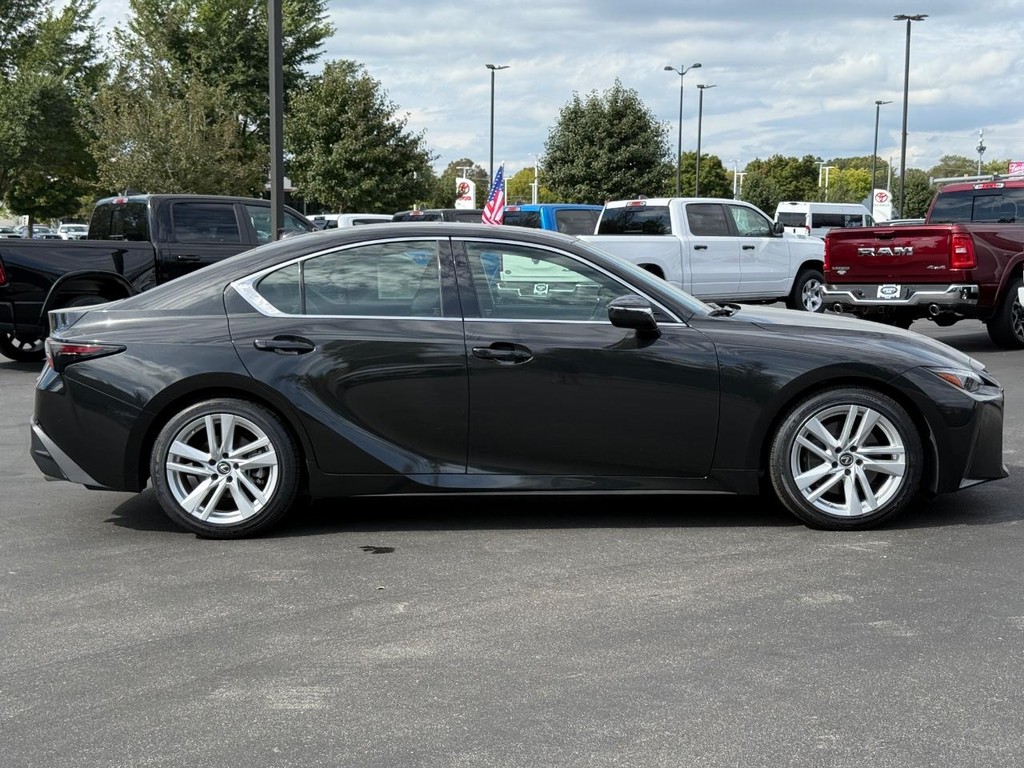 Lexus IS Vehicle Full-screen Gallery Image 03