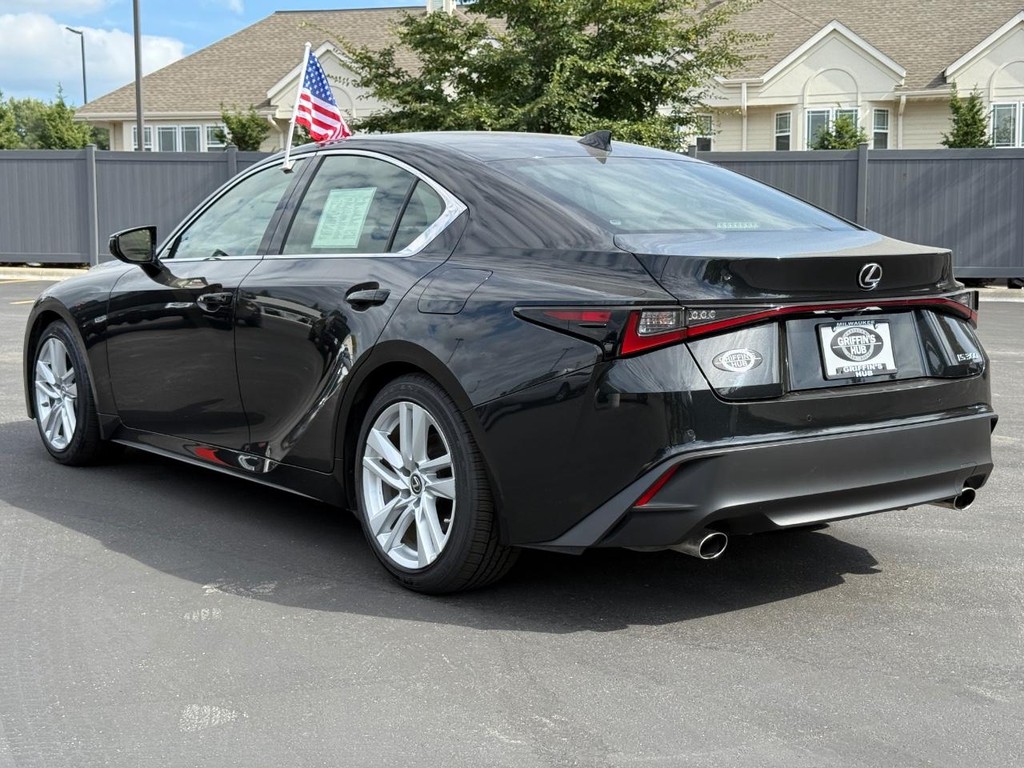 Lexus IS Vehicle Full-screen Gallery Image 06